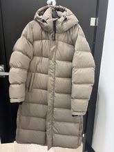 Load image into Gallery viewer, Aritzia Heavy Outerwear Size Large
