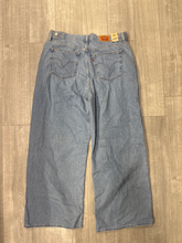 Load image into Gallery viewer, Levi Denim Size 33
