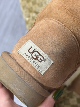 Load image into Gallery viewer, Uggs Boots Womens 7
