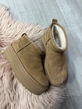 Load image into Gallery viewer, Uggs Boots Womens 8
