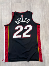 Load image into Gallery viewer, Nike Athletic Top Size Large
