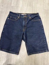 Load image into Gallery viewer, Levi Shorts Size 30
