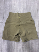 Load image into Gallery viewer, Aritzia Athletic Shorts Size Medium (8)
