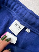 Load image into Gallery viewer, Aritzia Khakis Size Extra Small
