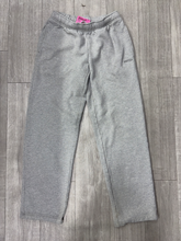 Load image into Gallery viewer, Aritzia Khakis Size Extra Small
