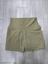 Load image into Gallery viewer, Aritzia Athletic Shorts Size Medium (8)
