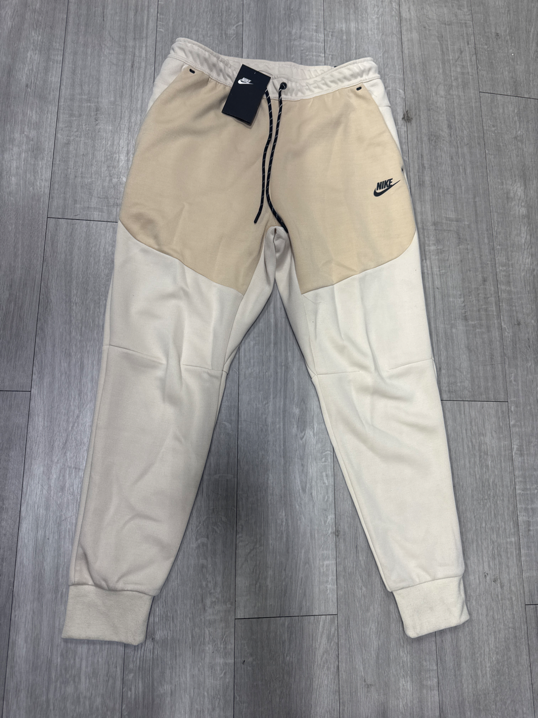 Nike Pants Size Medium – Plato's Closet Mississauga