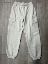 Load image into Gallery viewer, Aritzia Khakis Size Extra Small
