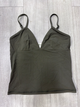 Load image into Gallery viewer, Aritzia Athletic Top Size Medium
