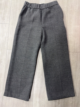 Load image into Gallery viewer, Babaton Khakis Size Medium
