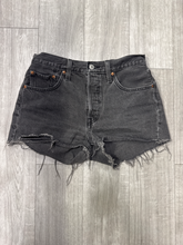 Load image into Gallery viewer, Levi Shorts Size Medium
