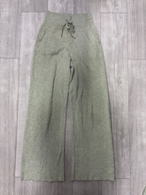 Load image into Gallery viewer, Uniqlo Khakis Size Small
