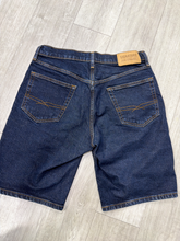 Load image into Gallery viewer, Levi Shorts Size 30
