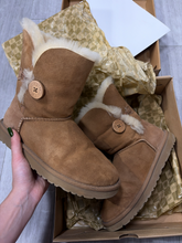 Load image into Gallery viewer, Uggs Boots Womens 7
