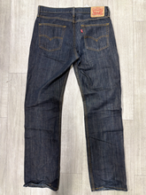 Load image into Gallery viewer, Levi Denim Size 33
