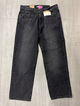 Load image into Gallery viewer, Levi Denim Size 5/6 (28)

