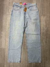 Load image into Gallery viewer, Levi Denim Size 7/8 (29)
