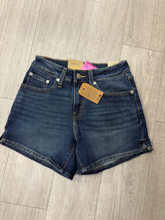 Load image into Gallery viewer, Levi Shorts Size 24
