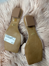 Load image into Gallery viewer, Sandals Womens 7

