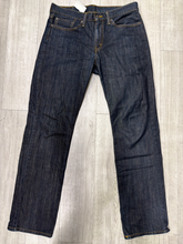 Load image into Gallery viewer, Levi Denim Size 33
