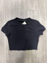 Load image into Gallery viewer, Alo Short Sleeve Top Size Medium
