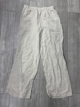 Load image into Gallery viewer, H &amp; M Khakis Size Small
