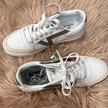 Load image into Gallery viewer, Vans Casual Shoes Womens 9.5

