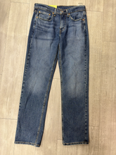 Load image into Gallery viewer, Levi Denim Size 32
